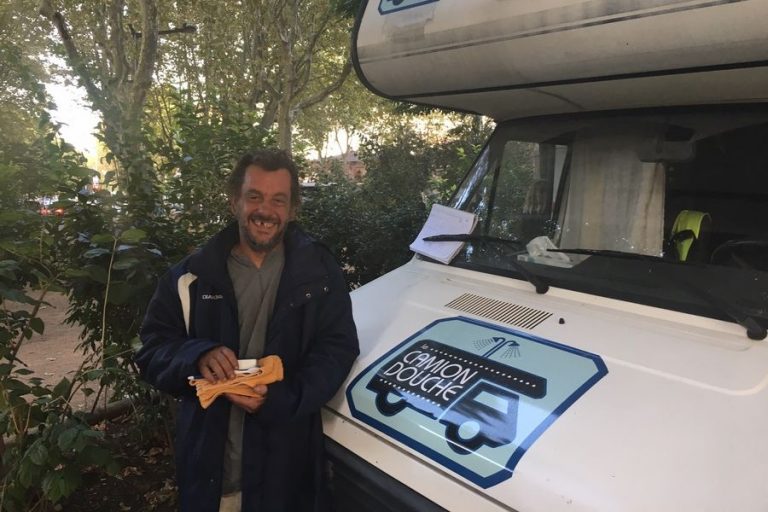 LE CAMION DOUCHE : un service d’hygiène mobile pour les personnes en grande précarité
