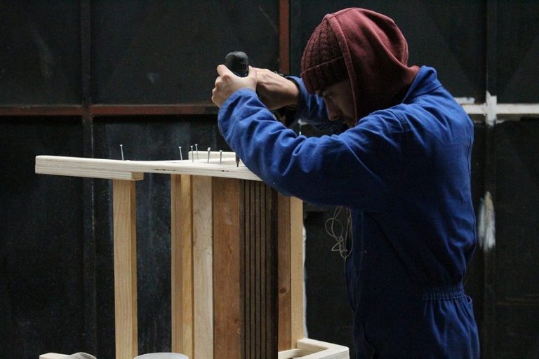 PIMP YOUR WASTE : transformer les chutes de bois en mobilier design et unique